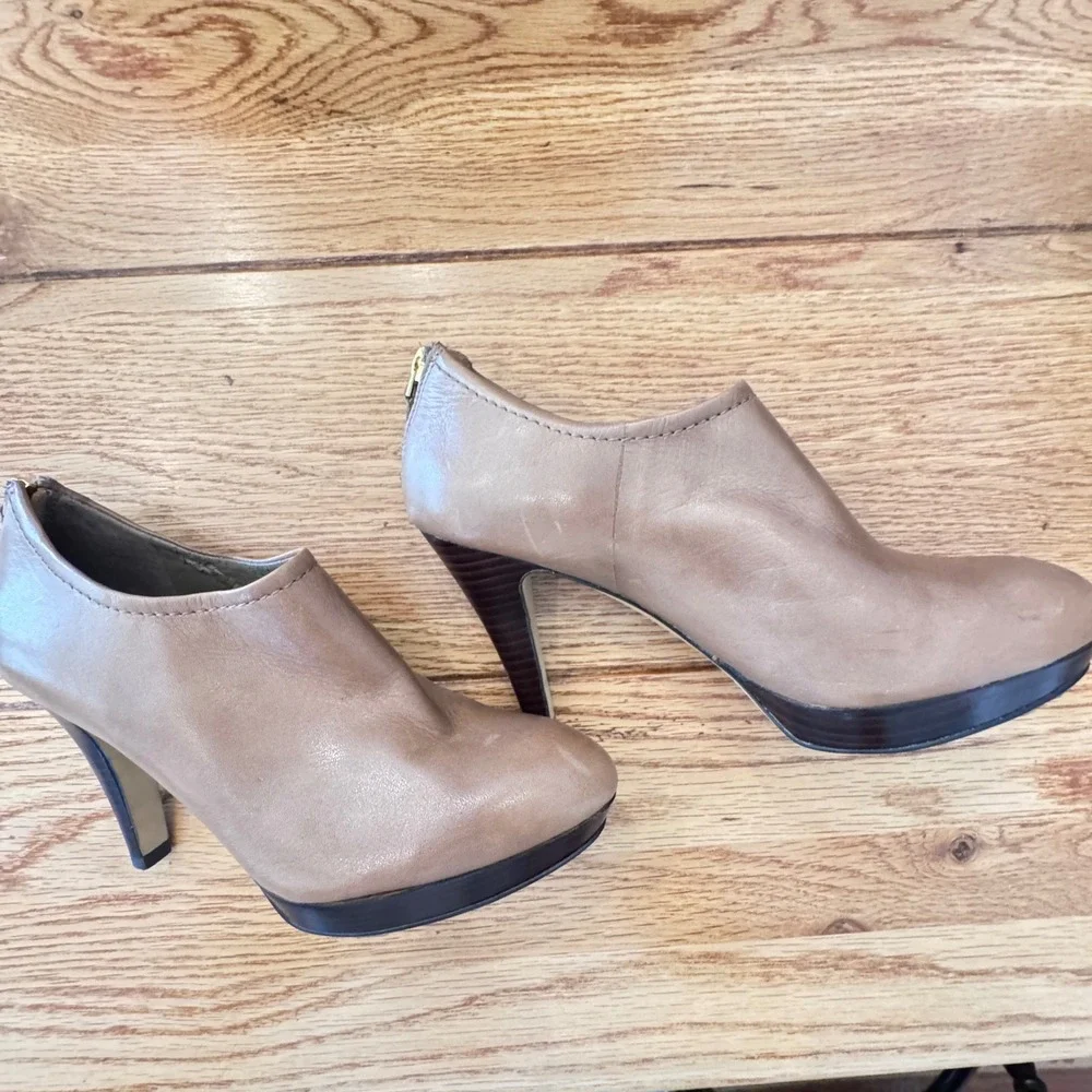 Franco Sarto The Artists Collection Taupe Leather Ankle Booties Size 7 Heel Zip